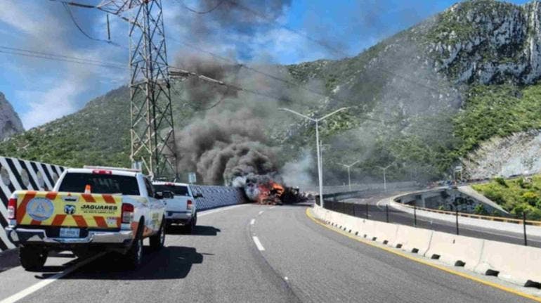 Tráiler pierde el control y ocasiona fuerte accidente en autopista Saltillo-Monterrey; hay 4 muertos