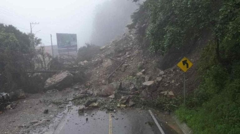(video) Derrumbe de cerro en Querétaro; cierran carretera en Pinal de Amoles