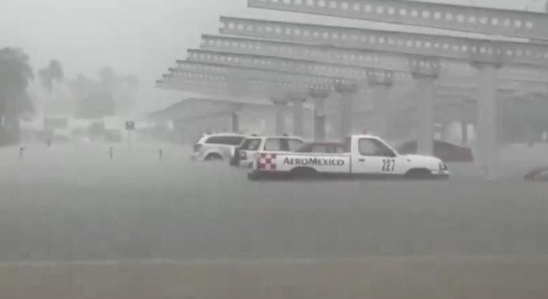(video) ‘John’ inunda Aeropuerto Internacional de Acapulco por segundo día consecutivo