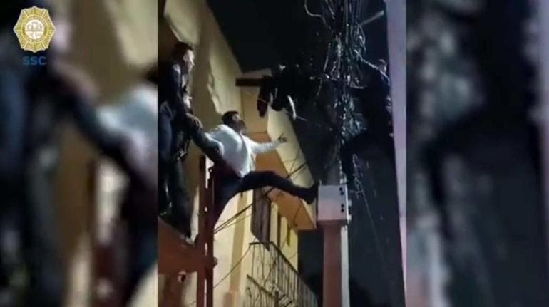 (video) Policías evitan que hombre se lance de poste de luz en Magdalena Contreras