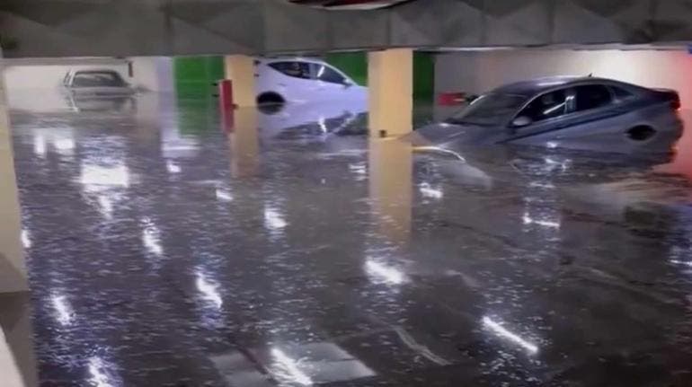 (video) Se inunda estacionamiento en Coyoacán y autos quedan flotando 