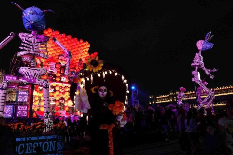 Inauguran Ofrenda Monumental y alumbrado por Día de Muertos en el Zócalo capitalino