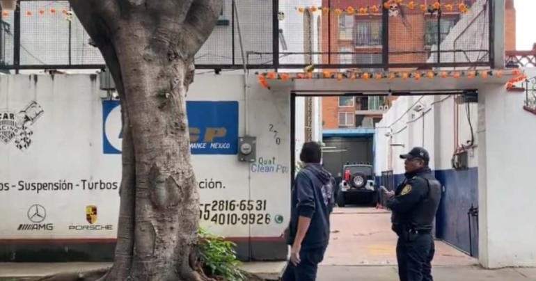 ¡Por poco! Auto le cae encima a mecánico en calles de la Narvarte