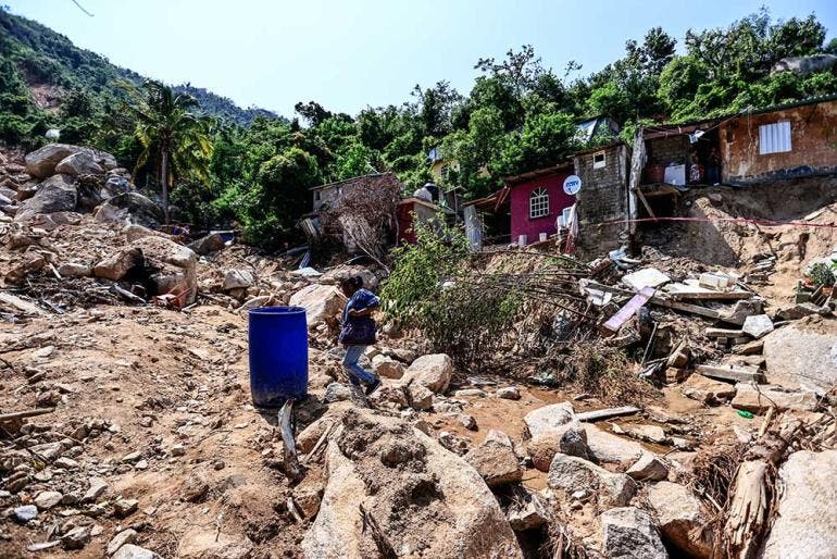 Protección Civil declaró inhabitables o en alto riesgo a 5 colonias de Acapulco, por lo que entre 200 y 300 viviendas tendrán que reubicarse tras el huracán 'John' (EFE)