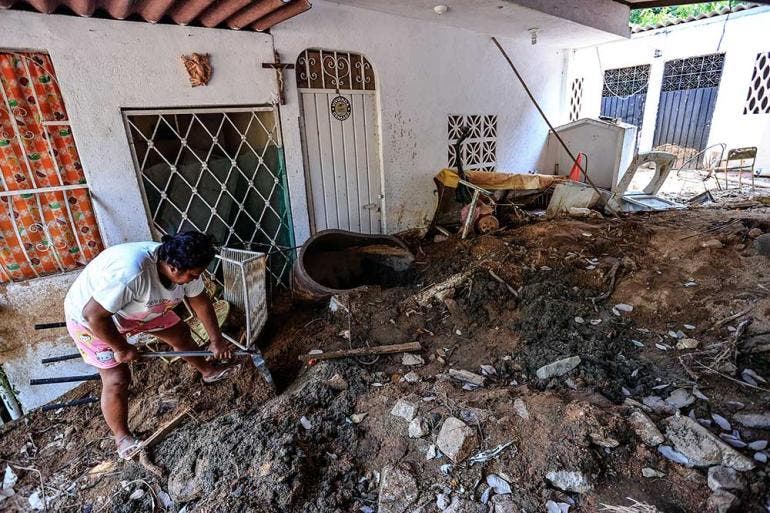 Protección Civil declaró inhabitables o en alto riesgo a 5 colonias de Acapulco, por lo que entre 200 y 300 viviendas tendrán que reubicarse tras el huracán 'John' (EFE)