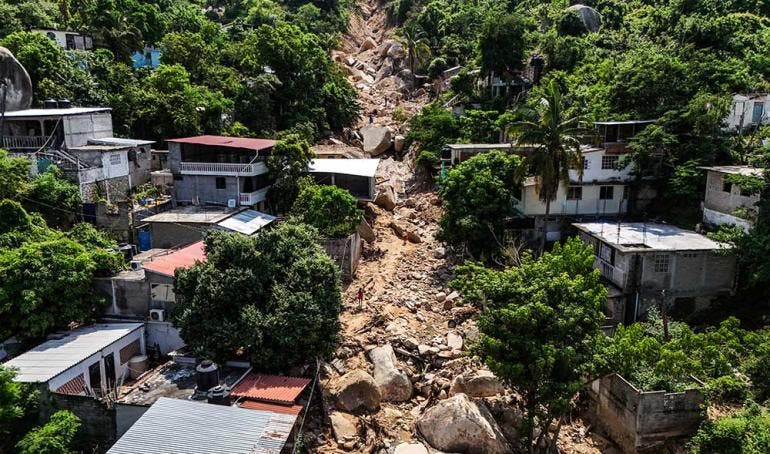 Protección Civil declaró inhabitables o en alto riesgo a 5 colonias de Acapulco, por lo que entre 200 y 300 viviendas tendrán que reubicarse tras el huracán 'John' (EFE)