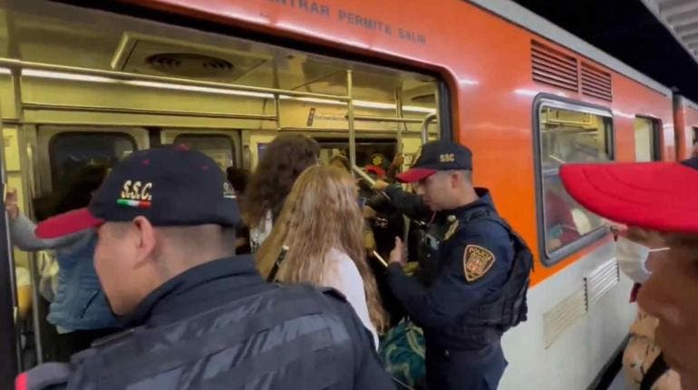 más de 15 agentes intentaron desalojar a "Adri Tlacuache"