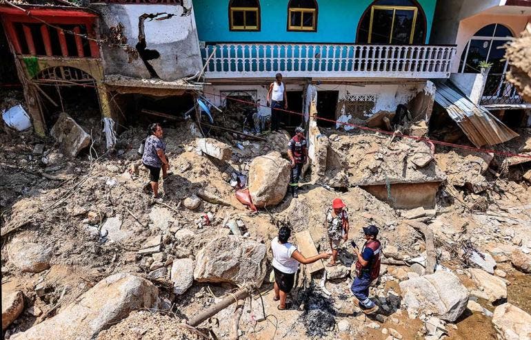 Protección Civil declaró inhabitables o en alto riesgo a 5 colonias de Acapulco, por lo que entre 200 y 300 viviendas tendrán que reubicarse tras el huracán 'John' (EFE)
