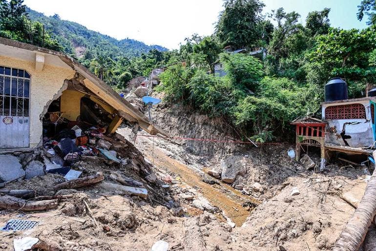 Protección Civil declaró inhabitables o en alto riesgo a 5 colonias de Acapulco, por lo que entre 200 y 300 viviendas tendrán que reubicarse tras el huracán 'John' (EFE)