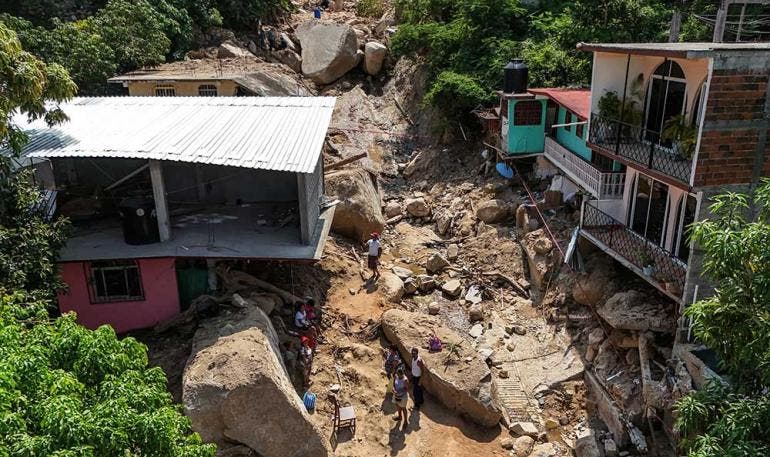 Protección Civil declaró inhabitables o en alto riesgo a 5 colonias de Acapulco, por lo que entre 200 y 300 viviendas tendrán que reubicarse tras el huracán 'John' (EFE)