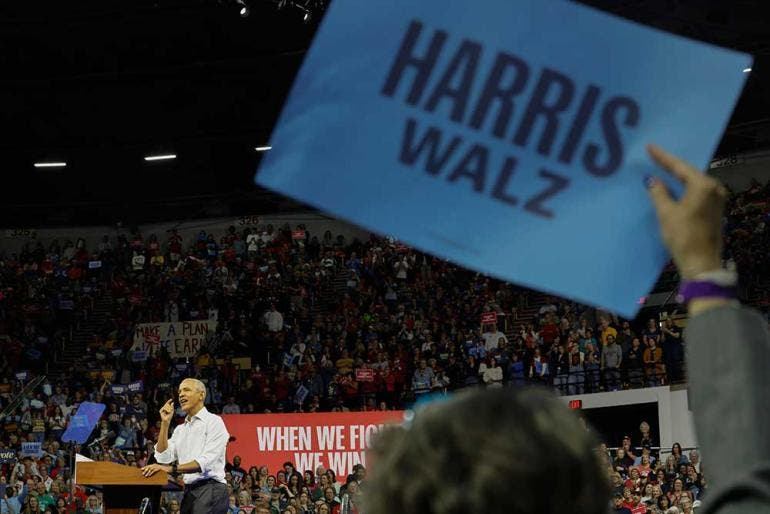 Campaña de Harris quema sus naves con Obama en los estados clave del llamado 'muro azul' (EFE)