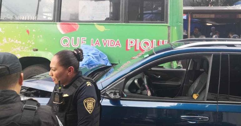 Liberan a conductor que prensó a asaltante en Calzada de La Viga, Iztapalapa