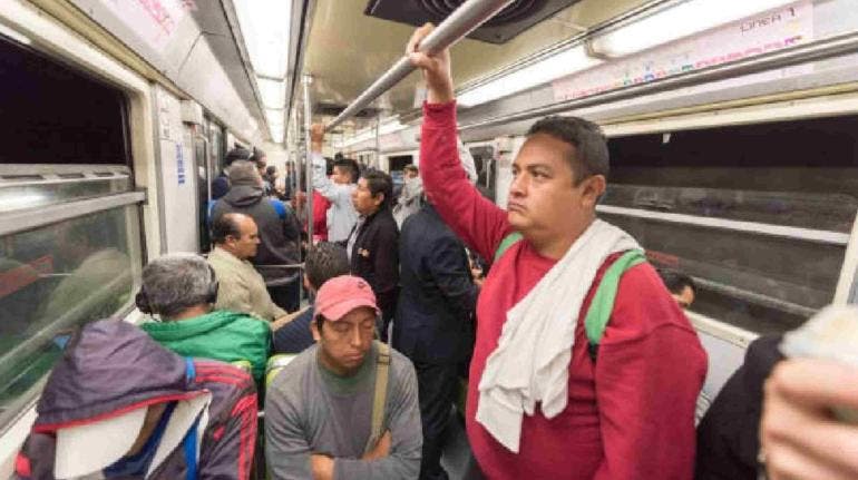 ¡Cuidado! Quedarte dormido en el Metro de CDMX te puede costar más de 3 mil pesos