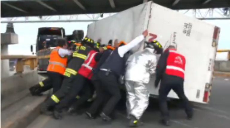 ¡Se salvan! Conductor y copiloto resultan ilesos tras sufrir volcadura sobre puente Boulevard Puerto Aéreo 
