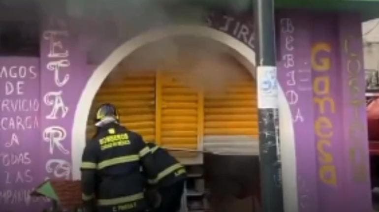 Abarrotes se incendia por velas de altar religioso en Barrio San Ignacio, Iztapalapa