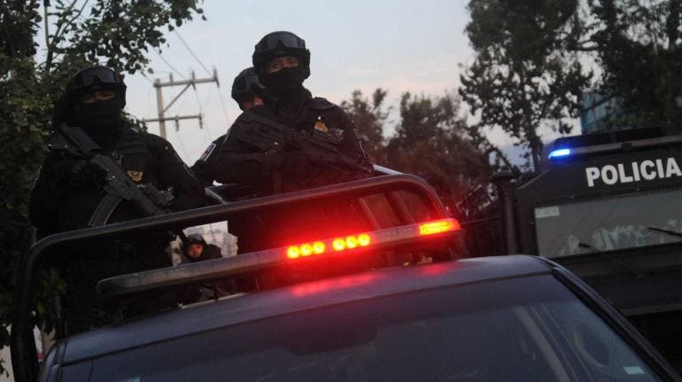 Policías desalojan predio invadido en la colonia San Bartolo Atepehuacán, GAM