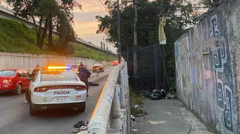 Motociclista muere al chocar contra poste en avenida Río de los Remedios