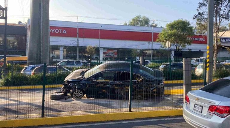 Caos vial: Automovilista choca en la entrada del segundo piso de periférico
