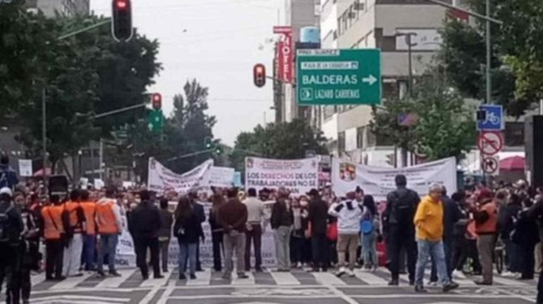 Trabajadores de la Secretaría de Salud toman el Zócalo capitalino