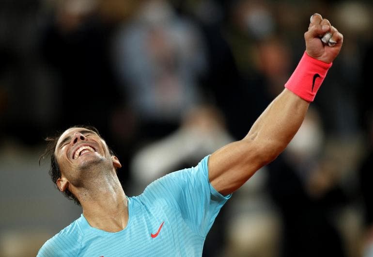 el_festejo_de_nadal_tras_vencer_al_serbio_novak_djokovic_en_la_final_de_roland_garros_en_2020