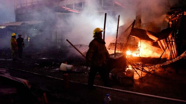 Fotos y videos: Incendio consume al menos 25 locales del Mercado Central de Acapulco