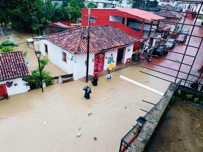 Desborde de ríos e inundaciones por 'Nadine' en Veracruz (@CorresponsalsMX)