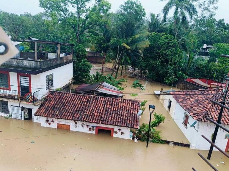 Desborde de ríos e inundaciones por 'Nadine' en Veracruz (@CorresponsalsMX)