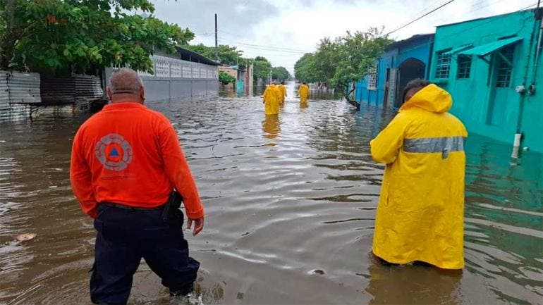 Casi 3 mil casas afectadas, una persona arrastrada por el río y no localizada, y una persona electrocutada es el saldo de las lluvias provocadas en el estado de Veracruz por el frente frío 4 y la tormenta tropical Nadine (Foto: @ivan_sah)