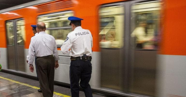 Policías evitan que mujer se arroje a las vías en la estación 18 de Marzo