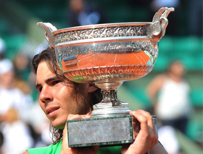 rafael_nadal_de_espana_levanta_el_trofeo_tras_derrotar_a_roger_federer_de_suiza_en_la_final_del_torneo_de_tenis_del_abierto_de_francia_en_roland_garros_en_paris_francia_8_de_junio_de_2008