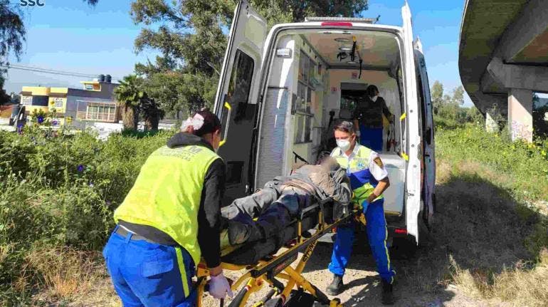 Fotos) Rescatan a hombre que cayó en canal de aguas negras en Gustavo A. Madero