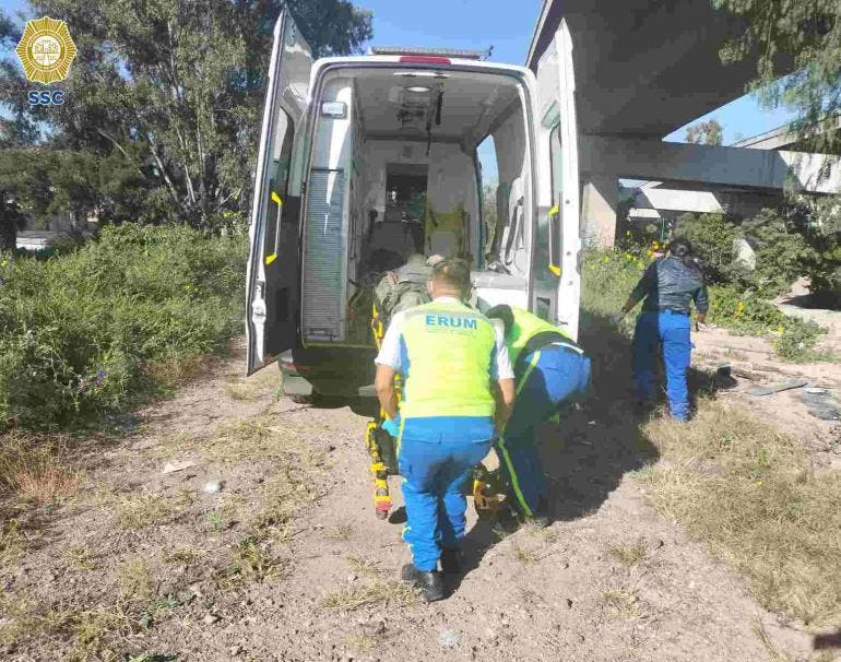 Rescatan a hombre que cayó a canal de aguas negras en la alcaldía Gustavo A. Madero (Foto de X:  @SSC_CDMX)