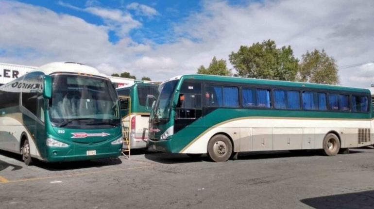 Roban 13 autobuses y retienen a operadores en Toluca; señalan a estudiantes de Tenería