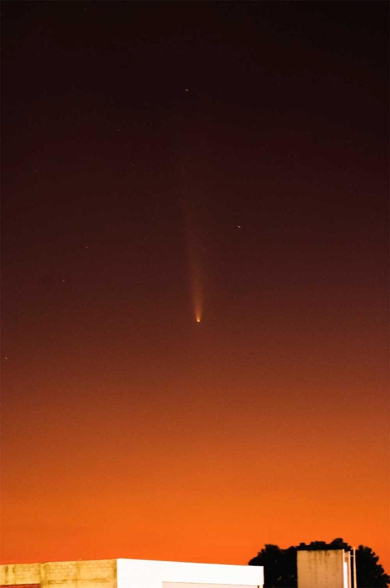 En Tampico, Tamaulipas, así se vio el 'cometa del siglo'. (@Ian_281107_EA)