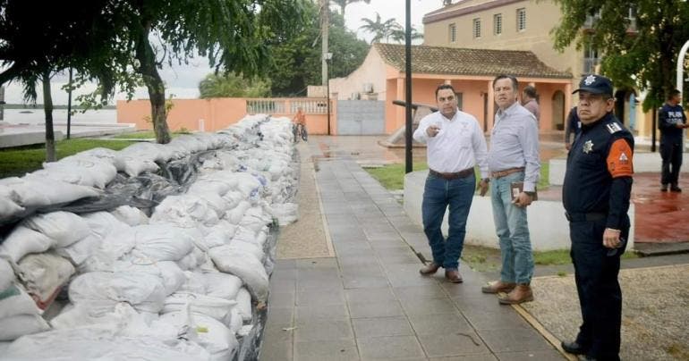 Tlacotalpan contienen inundaciones costales