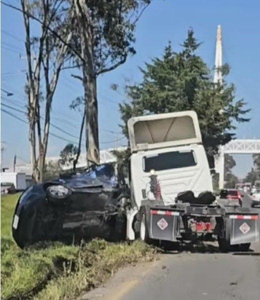 Tráiler embiste automóvil en la Toluca-Palmillas; hay dos muertos (Foto de X: 