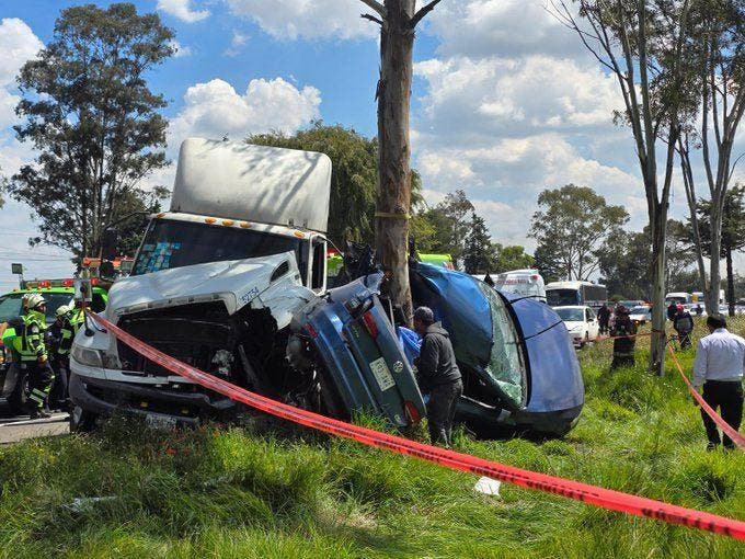Tráiler embiste automóvil en la Toluca-Palmillas; hay dos muertos