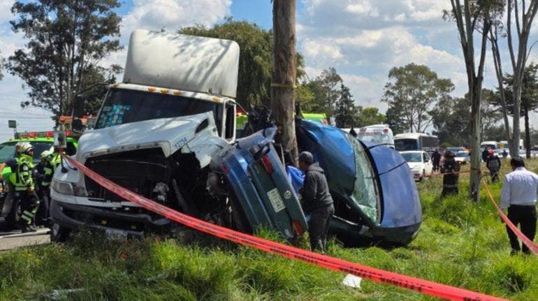 Tráiler embiste automóvil en la Toluca-Palmillas; hay dos muertos