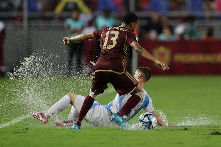 En partido pasado por lluvia, Venezuela le saca el empate a Argentina (EFE)