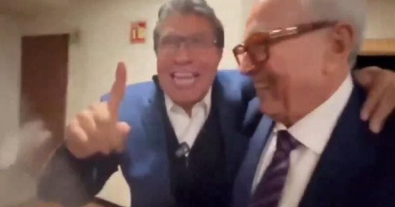 (video) Rocha Moya y Ricardo Monreal quedan atrapados en elevador 