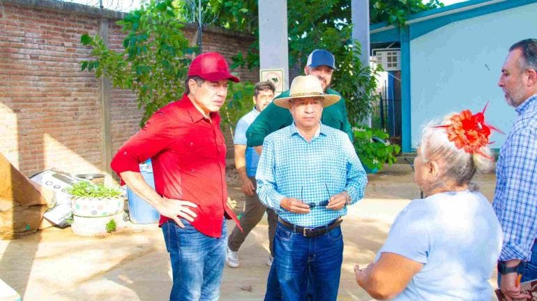 Voluntarios de la SEP y la Universidad de Guerrero apoyan en la limpieza de escuelas afectadas por 'John'