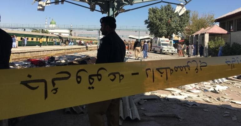 Ataque suicida en estación de tren de Pakistán deja 24 muertos