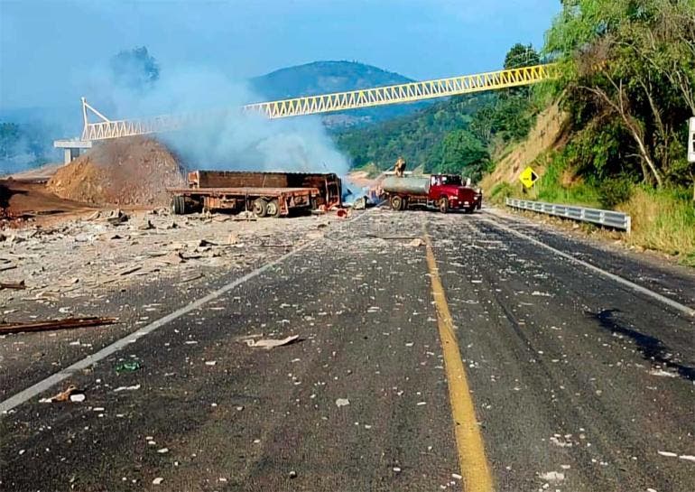Choque e incendio en la Autopista Siglo XXI deja 7 muertos y un herido (@QuadratinEdomex)