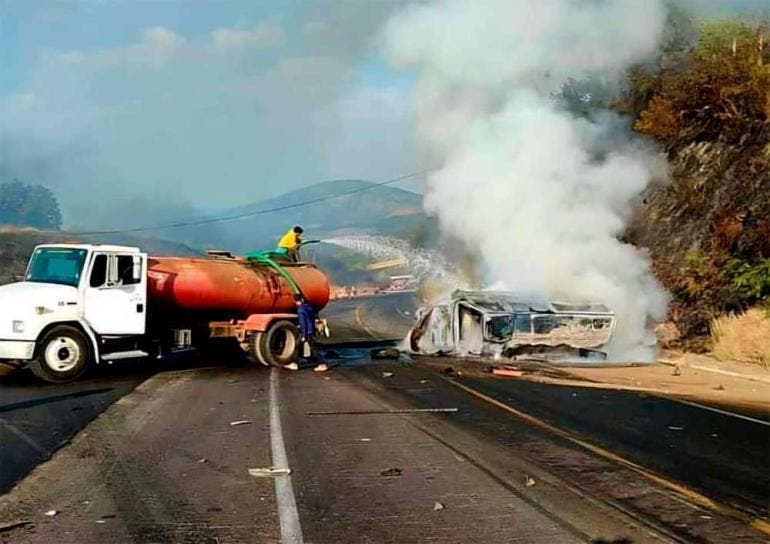 Choque e incendio en la Autopista Siglo XXI deja 7 muertos y un herido (@QuadratinEdomex)
