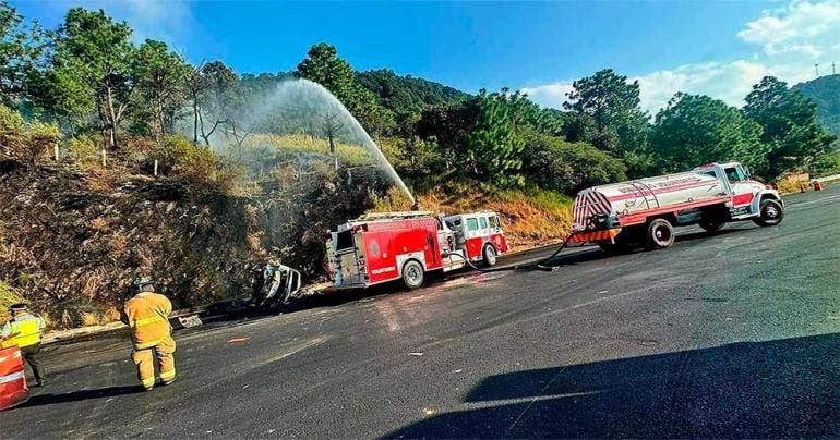 Choque e incendio en la Autopista Siglo XXI deja 7 muertos y un herido (@QuadratinEdomex)