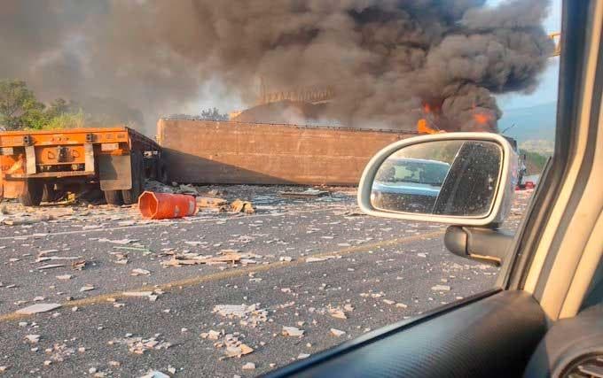 Choque e incendio en la Autopista Siglo XXI deja 7 muertos y un herido (@C5Michoacan)