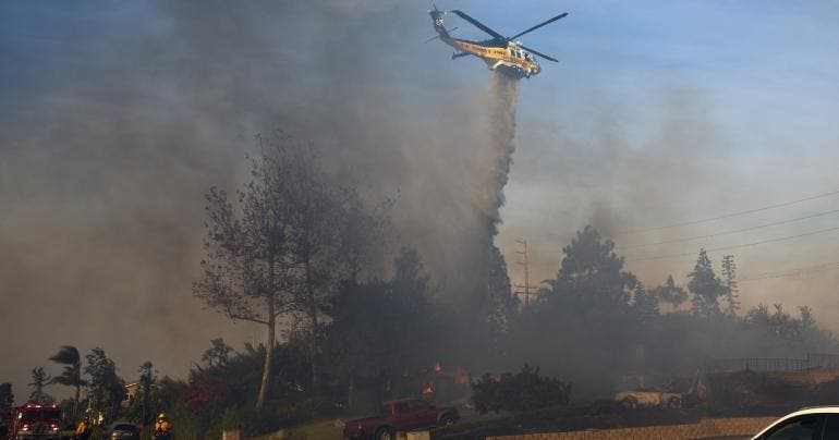Autoridades del sur de California luchan por controlar el incendio Mountain