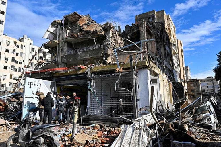 El ataque causó la muerte a siete personas y heridas a otras 37, mientras continúan las labores de retirada de escombros (EFE)