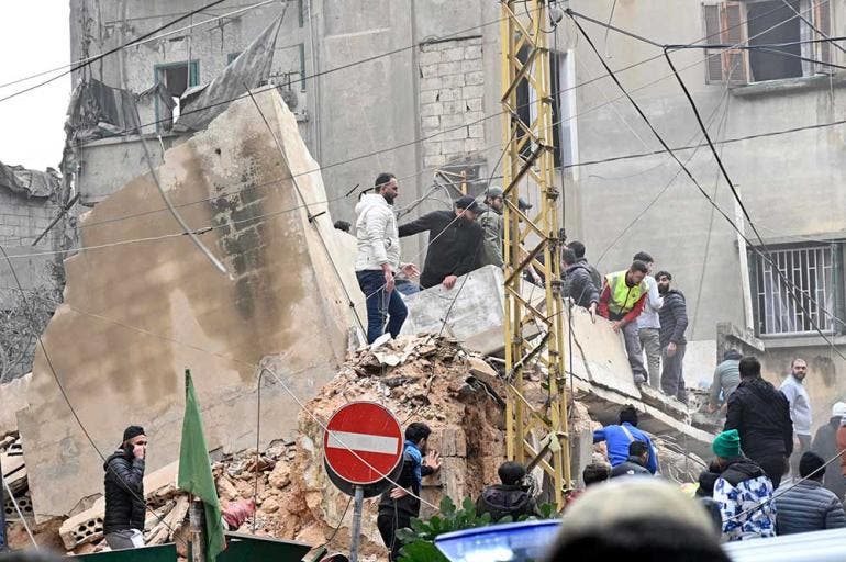 El ataque causó la muerte a siete personas y heridas a otras 37, mientras continúan las labores de retirada de escombros (EFE)