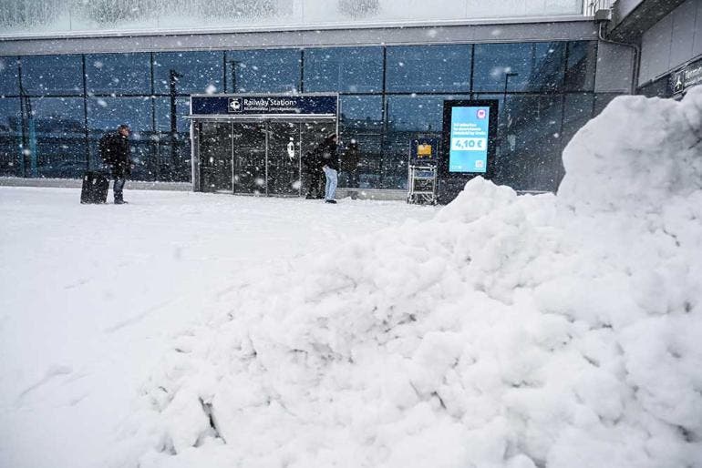 En Francia Finlandia, Dinamarca y otros países europeos, las tormentas invernales se manifestaron (EFE)